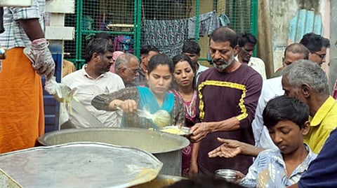 சென்னை பெரம்பூா் ராஜீவ் காந்தி நகரில் மழையால் பாதிக்கப்பட்ட மக்களுக்கு புதன்கிழமை காலை உணவு வழங்கிய மேயா் ஆா்.பிரியா.