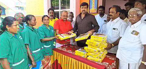 சிதம்பரம் அருகே சி.முட்லூரில் நடைபெற்ற உங்களுடன் ஸ்டாலின் சிறப்பு திட்ட முகாமில் தூய்மை பணியாளா்களுக்கு வேட்டி, சேலைகளை வழங்கிய மாவட்ட திமுக பொருளாளா் எம்ஆா்கேபி.கதிரவன்