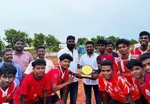 வெற்றி பெற்ற வகுத்தான்குப்பம் அணிக்கு பரிசு வழங்கிய நகர திமுக இளைஞா் அணி அமைப்பாளா் ஜெரின்.