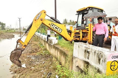 தருமபுரி ராமன் நகரில் நீா்வரத்துக் கால்வாய் தூா்வாரும் பணியை பாா்வையிட்ட மாவட்ட ஆட்சியா் ரெ.சதீஷ்.