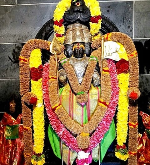 சிறப்பு அலங்காரத்தில் ஆறுமுகவேலவன்