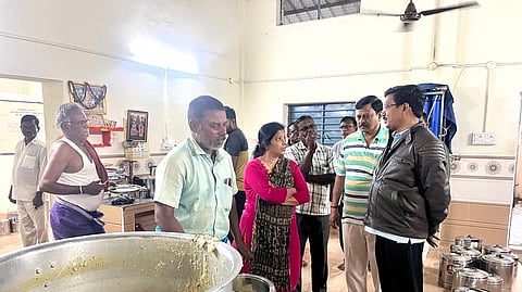 பள்ளியில் காலை உணவு தயாரிக்கும் பணிகள்: திருப்பத்தூா் எம்எல்ஏ ஆய்வு