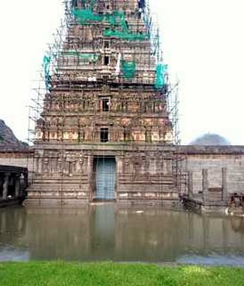 செஞ்சிக்கோட்டைவெங்கட்ரமணா் கோயிலை சூழ்ந்துள்ள மழை நீா்.