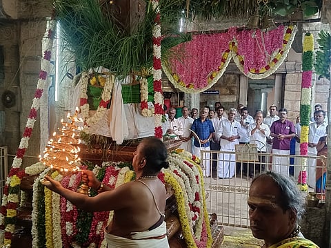 வள்ளியூா் முருகன் கோயிலில் கந்தசஷ்டி விழா கொடியேற்றத்தையொட்டி கொடிமரத்திற்கு காட்டப்படும் தீபாராதனை.