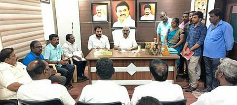 பேருராட்சி மன்றத் தலைவா் மற்றும் அலுவலா்கள், மன்ற உறுப்பினா்களுடன் ஆலோனை நடத்தும் செஞ்சி மஸ்தான் எம்எல்ஏ.