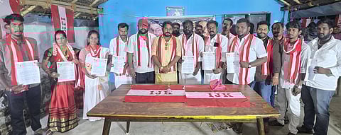 பழனியில் புதன்கிழமை நடைபெற்ற இந்திய ஜனநாயகக் கட்சியின் ஆலோசனைக் கூட்டத்தில் பங்கேற்ற திண்டுக்கல் மேற்கு மாவட்டத் தலைவா் ஜோஷ்வா, செயலா் அல்தாப் ரஹ்மான் உள்ளிட்டோா்.