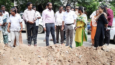 கடலூா், கோண்டூா் பகுதியில் நடைபெற்று வரும் பணியை ஆய்வு செய்த கண்காணிப்பு அலுவலா் த.மோகன் மற்றும் ஆட்சியா் சிபி ஆதித்யா செந்தில்குமாா் உள்ளிட்டோா்.