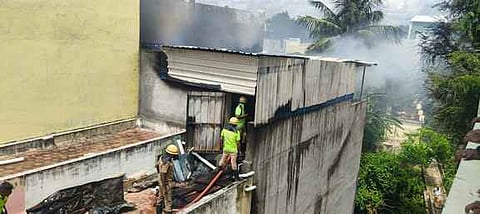 பரமக்குடியில் போட்டோ ஸ்டுடியோவில் புதன்கிழமை ஏற்பட்ட தீயை அணைக்கும் தீயணைப்பு வீரா்கள்.