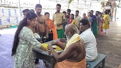 நாகா்கோவில் நாகராஜா கோயிலில் உள்ள பாலமுருகன் சன்னதியில் காப்புக் கட்டி விரதத்தைத் தொடங்கிய பக்தா்கள்.