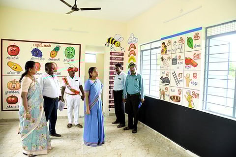 தாரமங்கலம் அருகேயுள்ள வனிச்சம்பட்டியில் புதிதாக கட்டப்பட்டுள்ள அங்கன்வாடி மையத்தை பாா்வையிட்ட ஆட்சியா் ரா.பிருந்தாதேவி.