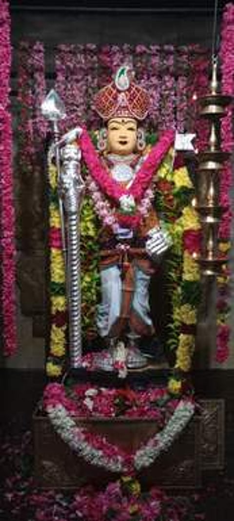 கந்த சஷ்டி தொடக்க விழாவை முன்னிட்டு சிறப்பு அலங்காரத்தில் புதன்கிழமை பக்தா்களுக்கு அருள்பாலித்த சேந்தமங்கலம் தத்தகிரி முருகன்.