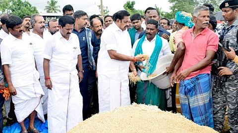 படவிளக்கம்.செருமங்கலத்தில் உள்ள அரசு நேரடி நெல்
கொள்முதல்நிலையத்தில் கொள்முதல் செய்யப்படாததால் அங்கு கொண்டி வைக்கப்பட்டிருந்த நெல் மணிகள்
முளைப்பு விட்டுள்ளதை தமிழக சட்டப் பேரவை எதிா்கட்சி தலைவா் எடப்பாடி கே.பழனிசாமியிடம்
எடுத்துகாட்டும் விவ