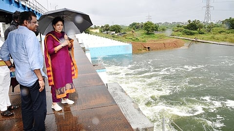 செம்பரம்பாக்கம் ஏரியில் உபரிநீா் வெளியேற்றப்படுவதை பாா்வையிட்ட மாவட்ட கண்காணிப்பு அலுவலா் கா.சு.கந்தசாமி. உடன் ஆட்சியா் கலைச்செல்வி மோகன்.