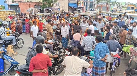 வேலூா் மாங்காய் மண்டி பகுதியில் சாலை மறியலில் ஈடுபட்ட பொதுமக்கள்.