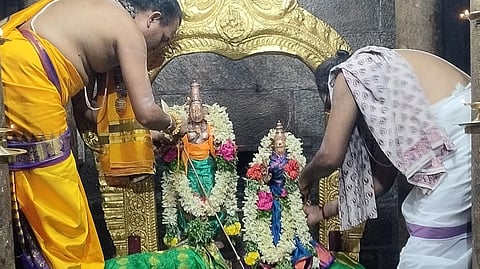 திருப்பரங்குன்றம் சுப்பிரமணிய சுவாமி கோயில் கந்த சஷ்டி விழாவினை முன்னிட்டு உற்சவர் சுப்பிரமணிய சுவாமி தெய்வானை அம்மனுக்கு காப்பு கட்டும் சிவாச்சாரியார்கள்