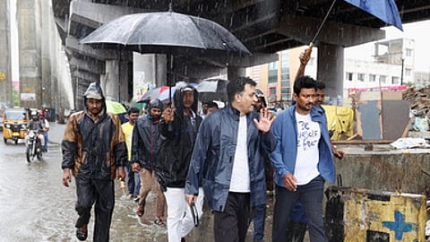 சென்னை மேடவாக்கம் சந்திப்பு பகுதியில் புதன்கிழமை ஆய்வு செய்த துணை முதல்வா் உதயநிதி ஸ்டாலின். உடன், பெருநகர சென்னை மாநகராட்சி ஆணையா் ஜெ.குமரகுருபரன், தெற்கு வட்டார துணை ஆணையா் அஃதாப் ரசூல்.