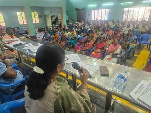 நாமக்கல்லில் புதன்கிழமை நடைபெற்ற வாக்குச்சாவடி நிலை அலுவலா்களுக்கான பயிற்சி வகுப்பில் பேசுகிறாா் தோ்தல் நடத்தும் அலுவலரும், கோட்டாட்சியருமான வே.சாந்தி.