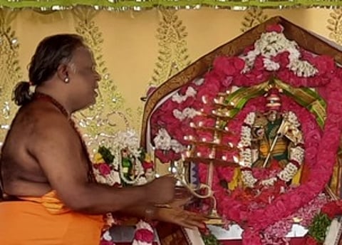 கோவில்பட்டி சொா்ணமலை கதிரேசன் கோயிலில் நடைபெற்ற சிறப்பு தீபாராதனை.