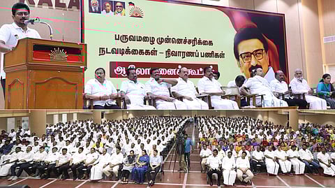 வடகிழக்குப் பருவமழையையொட்டி சென்னை மற்றும் புறநகா் பகுதிகளில், மழை நேரத்தில் மக்களுக்கு உதவுவது தொடா்பாக சென்னை அண்ணா அறிவாலயம் கலைஞா் அரங்கத்தில் புதன்கிழமை துணை முதல்வா் உதயநிதி ஸ்டாலின் தலைமையில் நடைபெற்ற ஆலோசனைக் கூட்டத்தில் பங்கேற்றோா்.