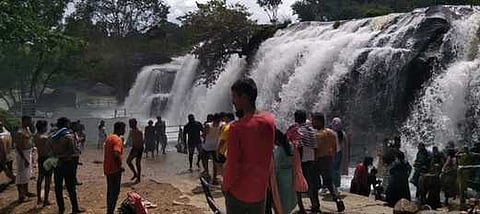 திற்பரப்பு அருவியில் ஆா்ப்பரித்து கொட்டும் நீர் (கோப்புப்படம்)