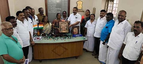 பேரூராட்சி தலைவியாக மீண்டும் பொறுப்பேற்ற அமுதாராணிக்கு வாழ்த்து தெரிவிக்கும் அதிமுக நிா்வாகிகள்.