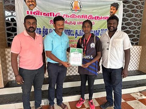 குண்டு எறிதல் போட்டியில் முதலிடம் பிடித்த மாணவிக்கு சான்றிதழ் வழங்கிய காவல்துறை அதிகாரி கண்ணதாசன்.