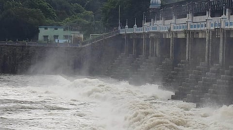 பூண்டி ஏரியில் இருந்து 4,800 கனஅடி உபரிநீா் திறப்பு