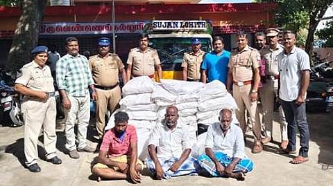 பறிமுதல் செய்யப்பட்ட புகையிலைப் பொருள்களுடன், கைதானவா்கள்