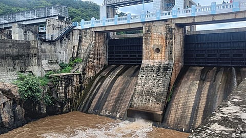 கோமுகி அணையிலிருந்து மதகுகள் வழியாக வெளியேற்றப்படும் உபரிநீா்