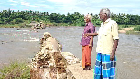 வீடூா் அணையிலிருந்து உபரி நீா் திறப்பால், புதுச்சேரி சங்கராபரணி ஆற்றில் பெருக்கெடுத்து ஓடும் வெள்ளம்