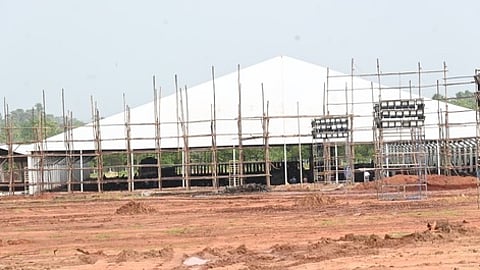 அனந்தபுரம் பகுதியில் நடைபெற்று வரும் விழா மேடை அமைக்கும் பணி