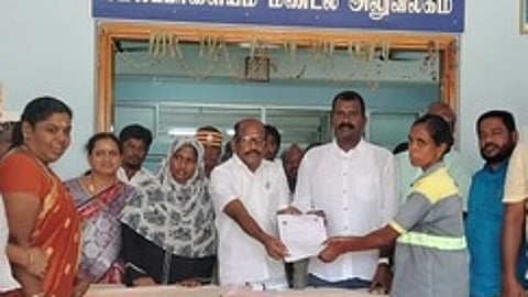 மேலப்பாளையத்தில் தூய்மை பணியாளா்களுக்கு காப்பீடு திட்ட அடையாள அட்டைகளை வழங்கினாா் மேயா் கோ.ராமகிருஷ்ணன்