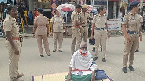 போராட்டத்தில் ஈடுபட்ட சங்கரலிங்கம்