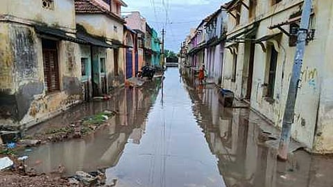 திருப்பாலைக்குடியில் குடியிருப்புப் பகுதிகளில் தேங்கியுள்ள மழைநீா்