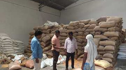 திருச்செங்கோடு அருகே கோழித் தீவன ஆலையில் சோதனை மேற்கொண்ட குடிமைப் பொருள் கடத்தல் தடுப்புப் பிரிவு போலீஸாா்