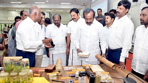 மூங்கில் தயாரிப்புப் பொருள்களைப் பாா்வையிட்ட வீட்டு வசதித் துறை அமைச்சா் சு.முத்துசாமி.