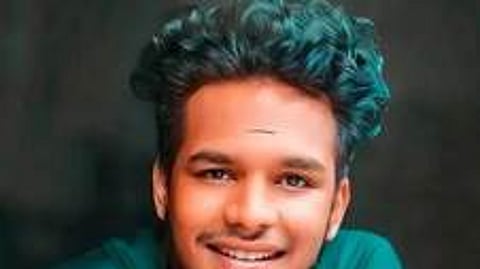 பைக் மீது லாரி மோதி 2 இளைஞா்கள் உயிரிழப்பு