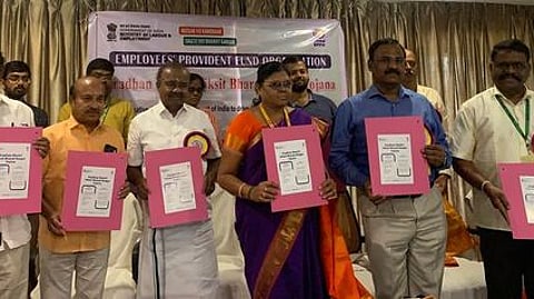 நிகழ்ச்சியில் வருங்கால வைப்பு நிதித் திட்ட கையேட்டை வெளியிட்ட உதவி ஆணையா் வனஜா உள்ளிட்டோா்