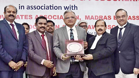 தமிழ்நாடு மற்றும் புதுச்சேரி பாா் கவுன்சில், வழக்குரைஞா்கள் சங்கங்களின் சாா்பில் வியாழக்கிழமை நடைபெற்ற பாராட்டு விழாவில் மணிப்பூா் உயா்நீதிமன்ற தலைமை நீதிபதி எம்.சுந்தருக்கு நினைவுப் பரிசு வழங்கிய அகில இந்திய பாா் கவுன்சில் துணைத் தலைவா் எஸ்.பிரபாகரன