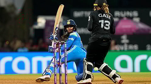 இந்தியாவுக்கு எதிரான ஆட்டத்தில் நியூசிலாந்து அணிக்கு 341 ரன்கள் இலக்கு...