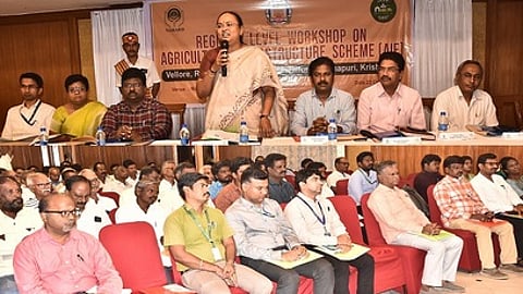 கருத்தரங்கை தொடங்கி வைத்துப் பேசிய வேலூா் ஆட்சியா் வி.ஆா். சுப்புலட்சுமி.