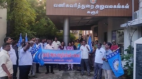 ஆா்ப்பாட்டத்தில் ஈடுபட்ட தமிழ்நாடு அரசு ஊழியா்கள் சங்கத்தினா்