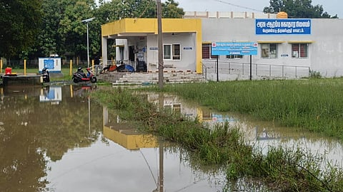 பெருமாள்பட்டு ஆரம்ப சுகாதார நிலையத்தில் குளம் போல் தேங்கிய மழை நீா்.