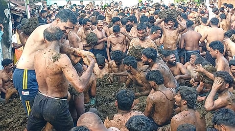 சாணியடி திருவிழாவில் பங்கேற்ற பக்தா்கள்.