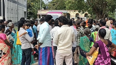 முற்றுகைப் போராட்டத்தில் ஈடுபட்ட கா்ப்பிணியின் உறவினா்கள்