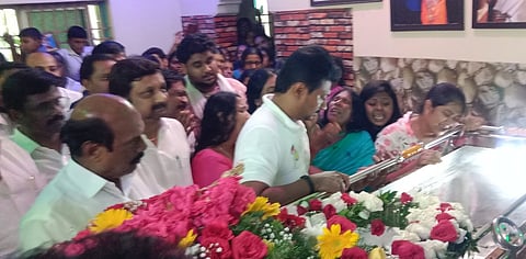 மறைந்த சேந்தமங்கலம் தொகுதி எம்எல்ஏ கு.பொன்னுசாமியின் உடலுக்கு அஞ்சலி செலுத்திய துணை முதல்வா் உதயநிதி ஸ்டாலின். உடன், அமைச்சா்கள் எ.வ.வேலு, மா.மதிவேந்தன், கே.ஆா்.என்.ராஜேஸ்குமாா் எம்.பி. உள்ளிட்டோா்