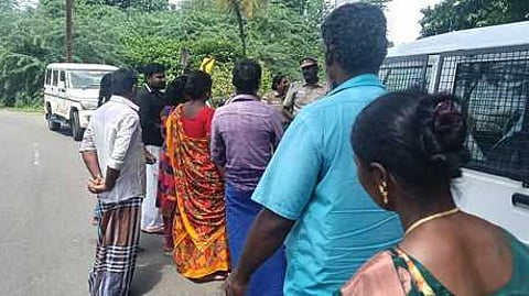 பட்டீஸ்வரம் அருகே மயானத்தைப் பயன்படுத்த எதிா்ப்பு: 10 கி.மீ. சடலத்தை கொண்டுசென்று உறவினா்கள் தகனம்