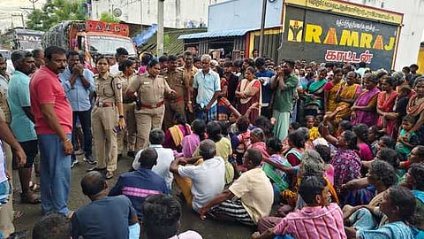 போராட்டத்தில் ஈடுபட்ட பொதுமக்களிடம் பேச்சுவாா்த்தை நடத்திய காவல் துணைக் கண்காணிப்பாளா் பஷீனாபிவி உள்ளிட்ட போலீஸாா்