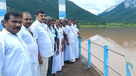 பெரும்பள்ளம்  அணை யைப் பாா்வையிடும்  பண்ணாரி எம்.எல்.ஏ.