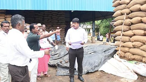 மயிலாடுதுறை மாவட்டத்தில் தினமும் 3,000 டன் நெல் இயக்கம்: ஆட்சியா்